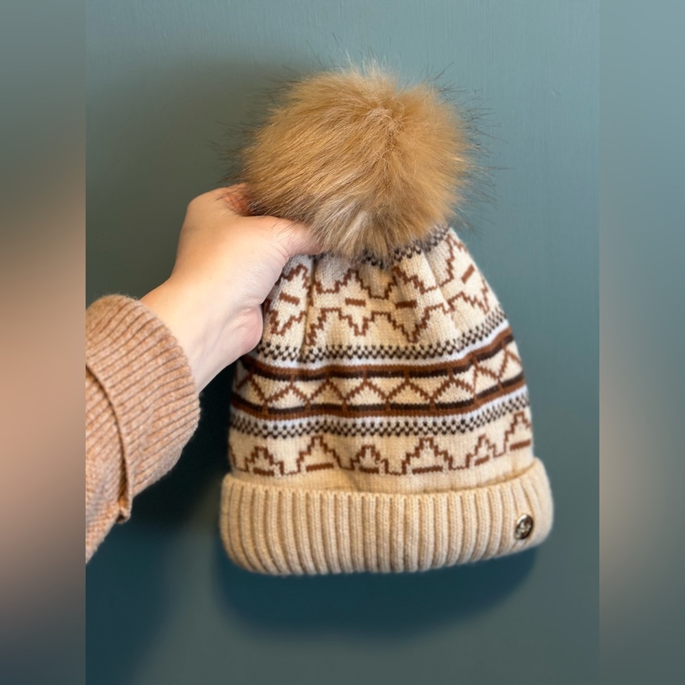 Gigi Pip beanie with pom pom